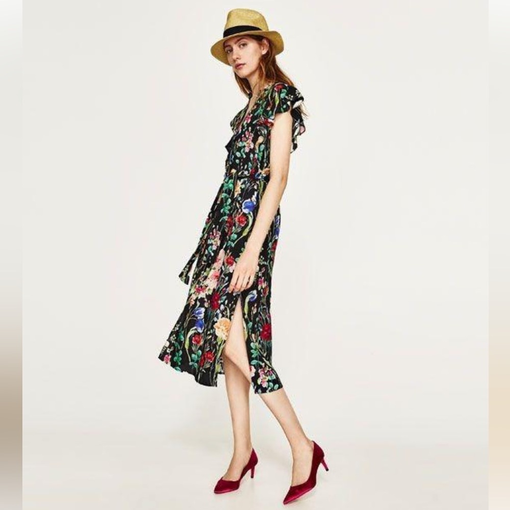 Zara collection Botanical MIDI tie dress. Fits like a small.